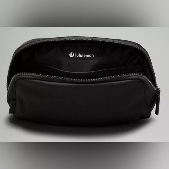 Lululemon Everywhere Beltbag 1L color- Black/Black New! - Picture 4 of 4